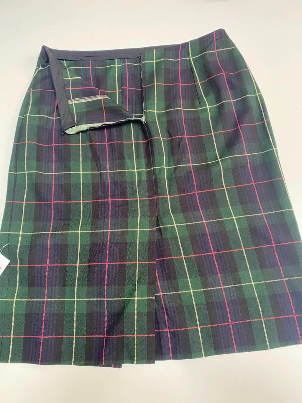 Vintage classic tartan skirt in green and navy, 1960s A-line, 32 waist - Medium / Large - Image 10