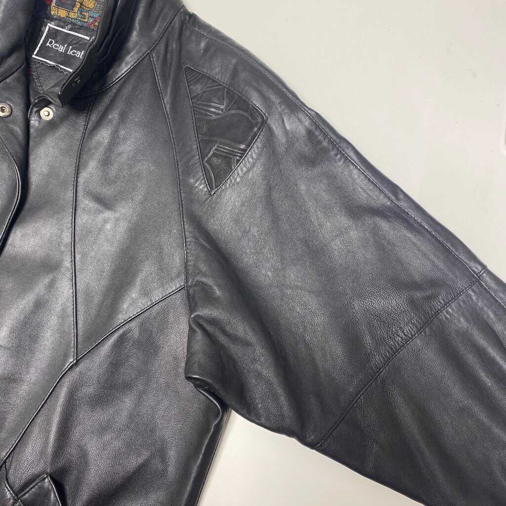 1980s vintage womens leather jacket with batwing sleeves, patterned panels in soft leather, fully lined - Medium / Large - Image 10